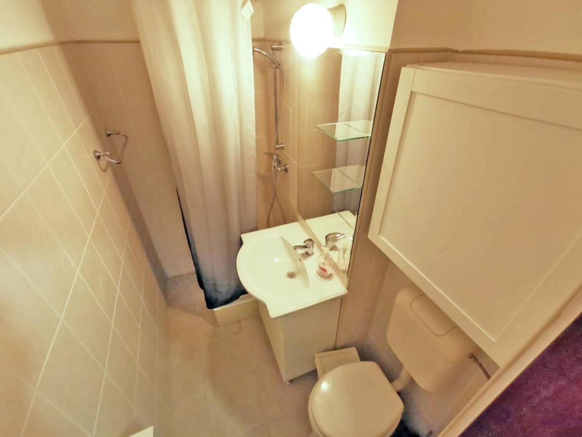 Cozy Studio Athenee Apartment Bucharest Luaran gambar